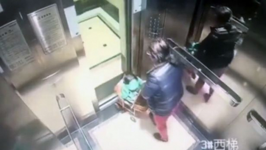 Потресаващо! Камера в асансьор запечата как детегледачка извършва нещо ужасно с повереното й дете