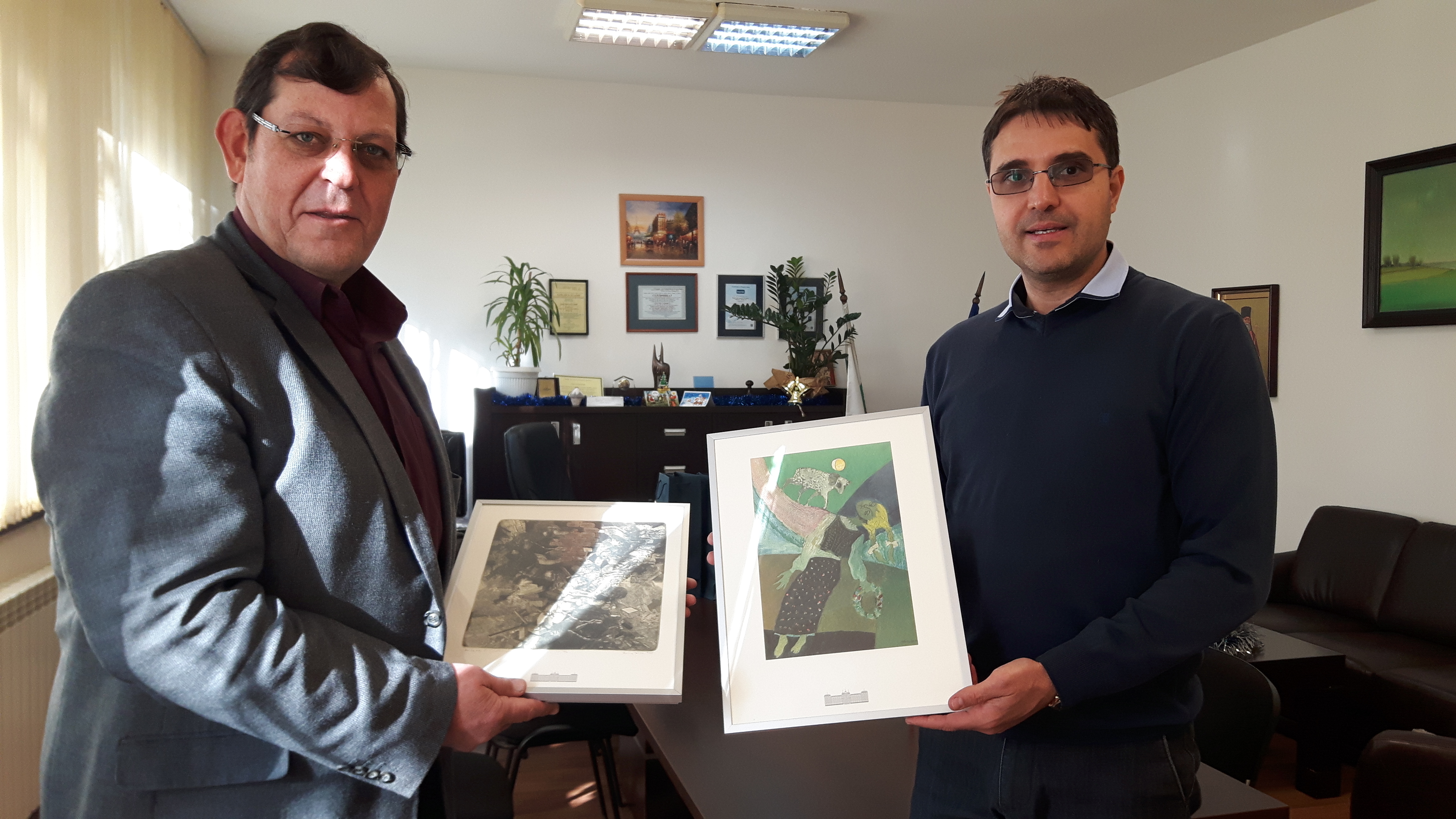 Унгарският посланик благодари на УМБАЛ Бургас с картини на известни художници