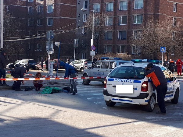 Трагедия! Камион премаза 19-годишна студентка на пешеходна пътека (СНИМКИ 18+)
