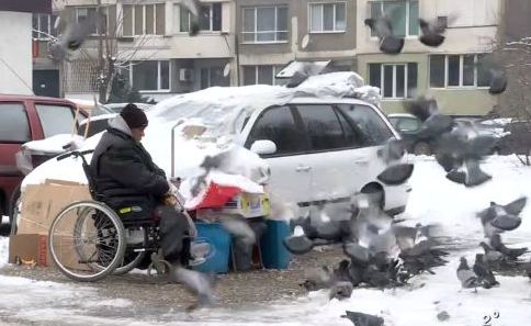 Мъж с ампутирани крака живее в автомобил, мечтае за каравана (ВИДЕО)