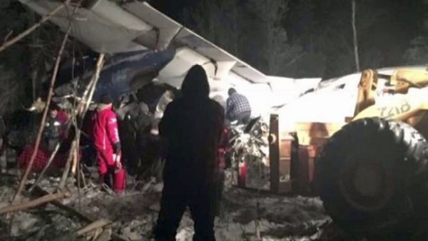 Самолет с 22-ма пътници се разби, по чудо няма жертви