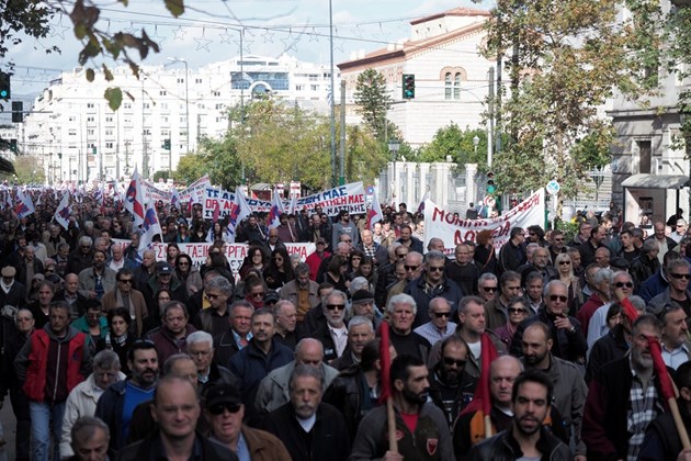 Протести заляха цяла Гърция, хаос цари по улиците на Атина