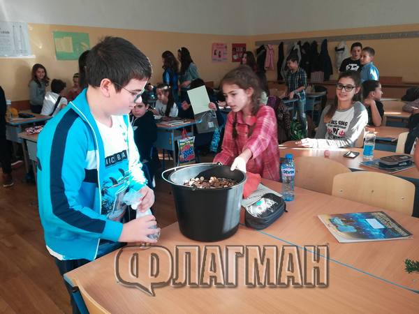 Ето го бъдещето на Бургас! Ученици от Математическата гимназия подеха акция "Жълти стотинки", събраха две кофи монети за болни деца