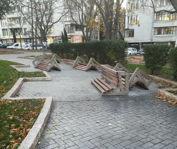 Вандали обръщат пейки в Бургас