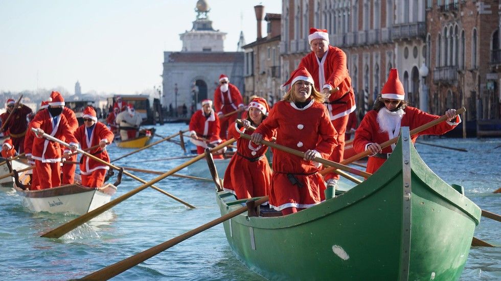 Гребци, облечени като Дядо Коледа, се състезаваха във Венеция