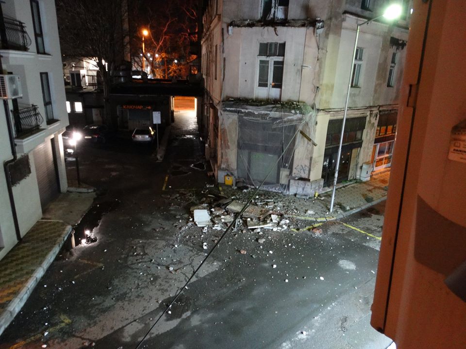 Къщата на Аврам Чальовски в центъра на Бургас започва да се срутва, падна терасата