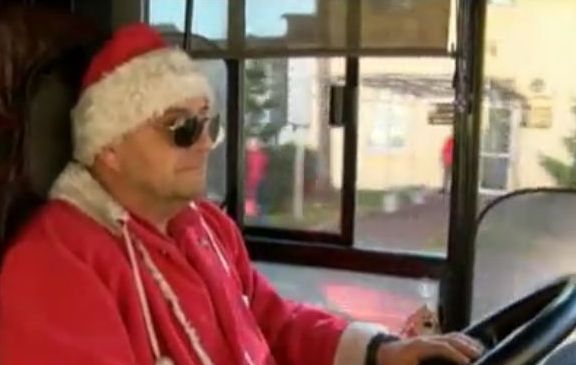 Дядо Коледа кара автобус и раздава подаръци (ВИДЕО)