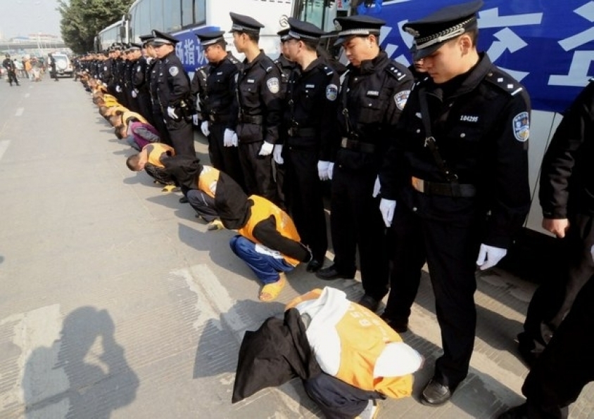 Екзекутираха 10 души след публичен процес в Китай