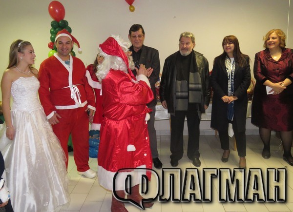 Децата на УМБАЛ-Бургас посрещнаха Дядо Коледа и Снежанка, близо 30 малчугани получиха подаръци (СНИМКИ)