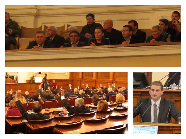 Парламентът аплодира 43-ма руенски началници от ДПС (снимки)