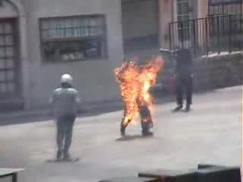 Трагедия! Мъж се самозапали с бензин, съпругата му също пламна в опитите й да му помогне