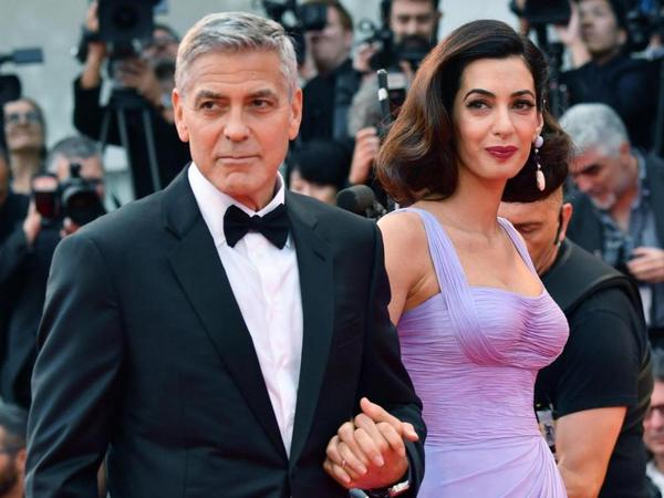 Амал Клуни е зашеметяваща, но вижте сестра й