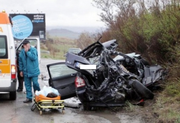 Страшна трагедия на пътя: Шофьорка изпусна завоя и се вряза във Фолксваген, загина на място
