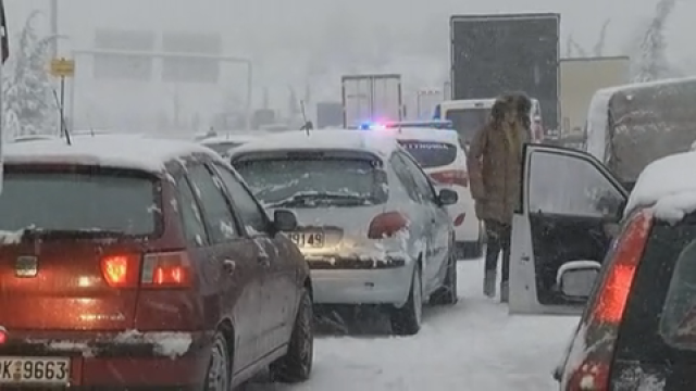 Обилен снеговалеж предизвика транспортен хаос в Гърция