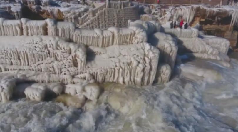 Уникално природно явление! Студът превърна един от най-големите водопади в ледена скулптура