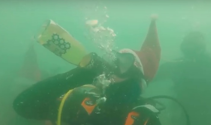 Подводни наздравици - това може да видите само в Бургас! (ВИДЕО)