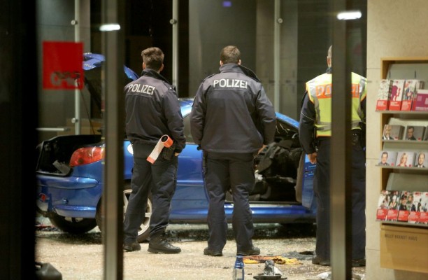 Извънредно! Кола се заби в партийна централа в Берлин (СНИМКИ)