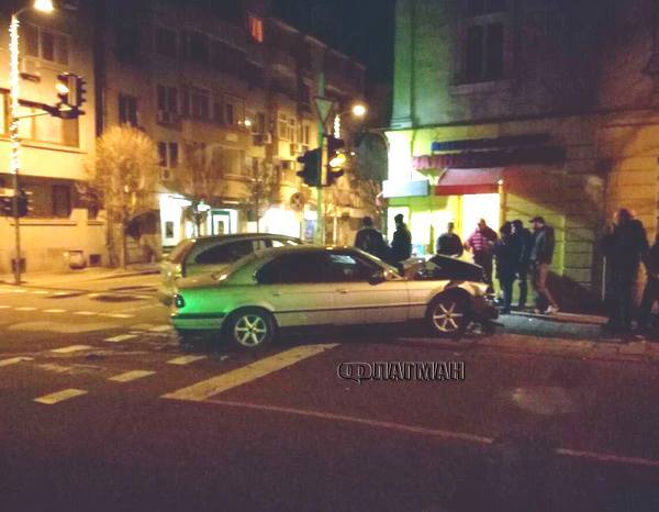 Среднощен инцидент в центъра на Бургас след отнето предимство и висока скорост (снимки)