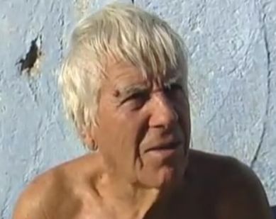 85-годишен дядо плува в морето (ВИДЕО)
