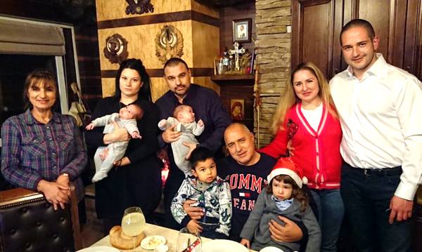 Колко и какви реакции предизвикаха снимките на Бойко Борисов и семейството му във „Фейсбук“ от Бъдни вечер
