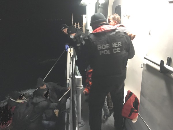 Граничният кораб „Обзор“ спасил 117 бедстващи мигранти на 24 декември