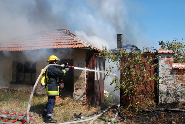 Огнен ад по празниците! Мъртвопиян мъж подпали къщата си, едва не изгоря жив