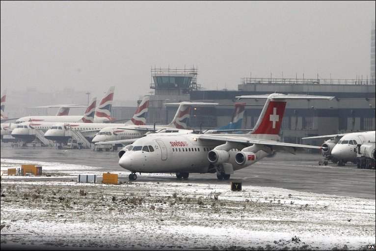 Над 100 отменени полети от Лондон, българи също мръзнат по летищата