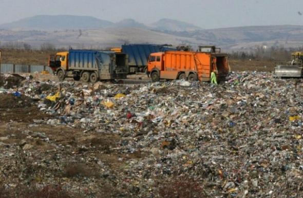 Пазарджик обяви бедствено положение, затъва в боклук в първите дни на новата година