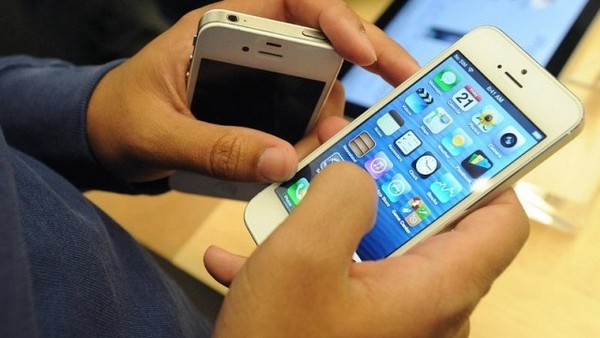 „Епъл” отстъпиха в скандала с бавните айфони със стари батерии