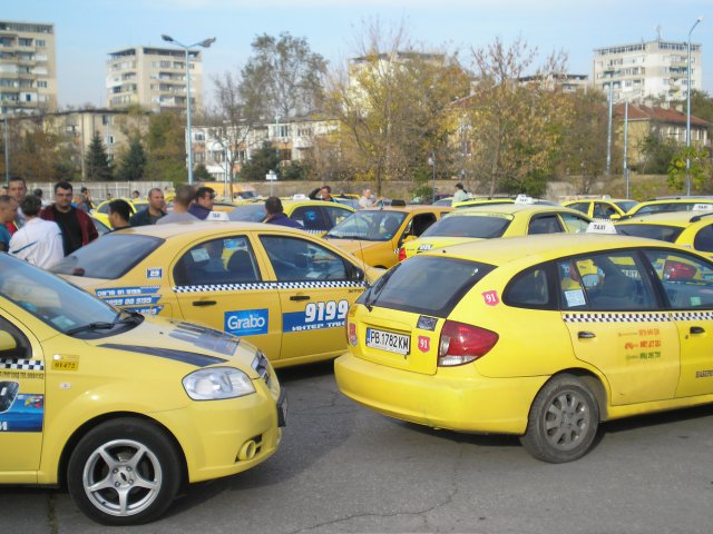Такситата в Пловдив стягат голям протест