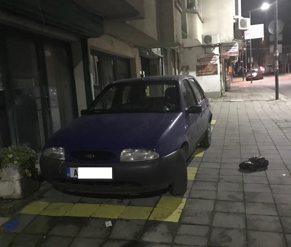 Шофьор си маркира паркомясто на тротоара в бургаския ж.к.”Възраждане”, за да спира старата си талига (СНИМКИ)