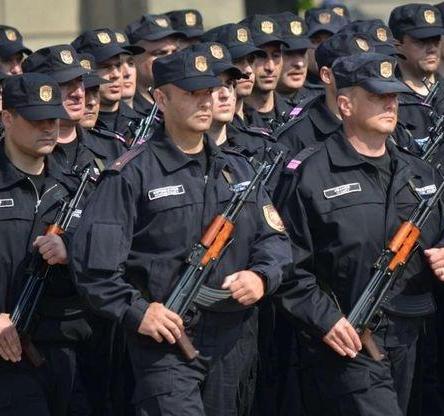 Дават разрешение на българските полицаи да носят автомати