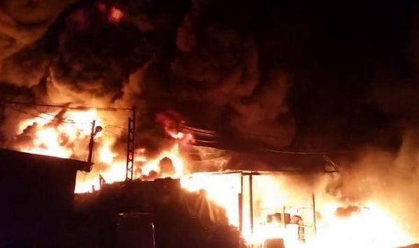 Огнен ад на Нова година! Голям пожар унищожи складове за пластмаса (ВИДЕО)