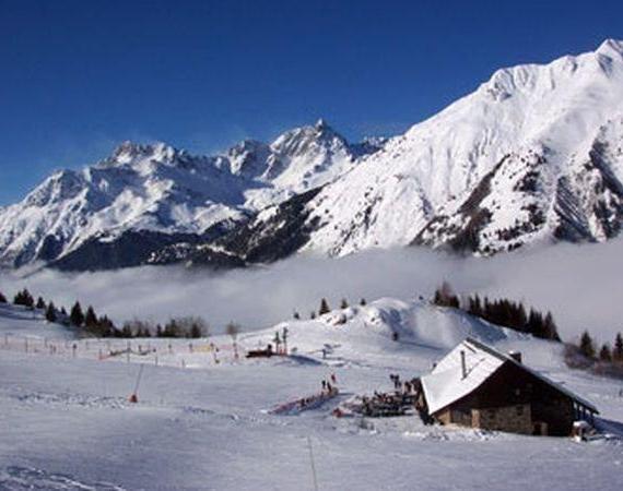 Хиляди туристи са блокирани във Френските Алпи