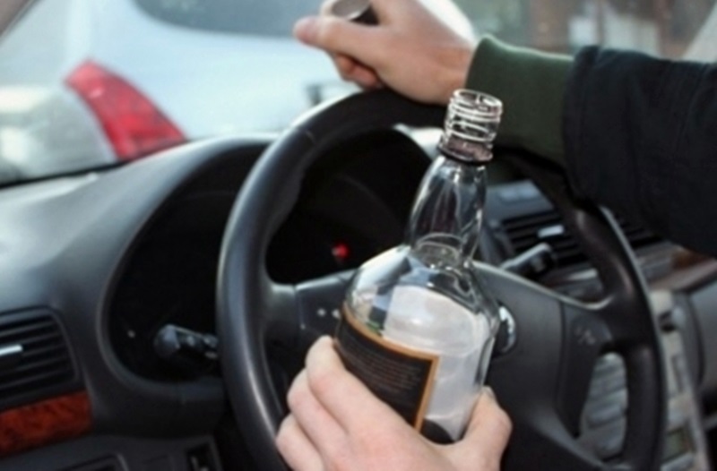Пиян мъж опита да се прибере до дома си с колата на Нова година, закопчаха го