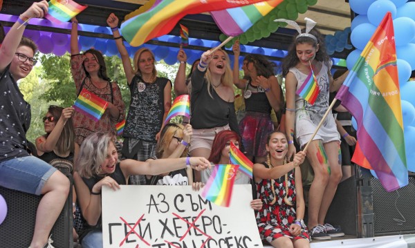 Властта се готви да открехне вратичка за гей браковете
