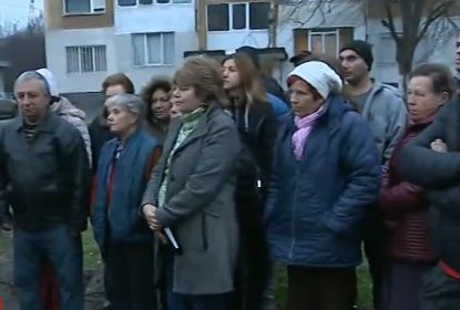 Блок в Бургас остана без покрив заради саниране (ВИДЕО)