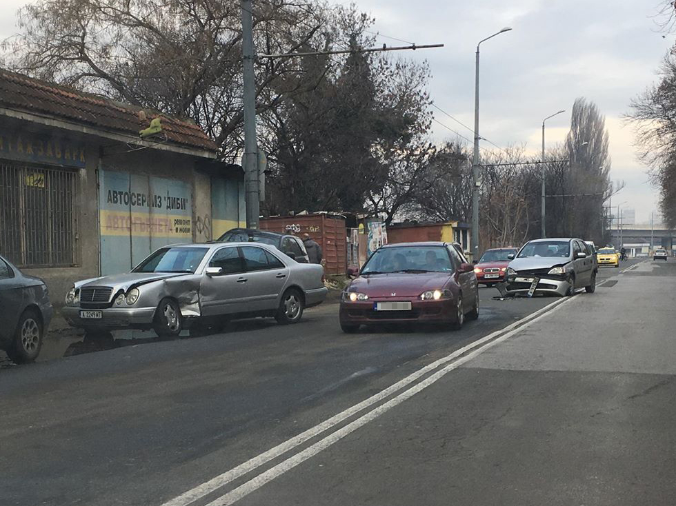 Поредно сутрешно меле! Опел и Мерцедес се помляха в бургаския жк „Възраждане“ (СНИМКИ)