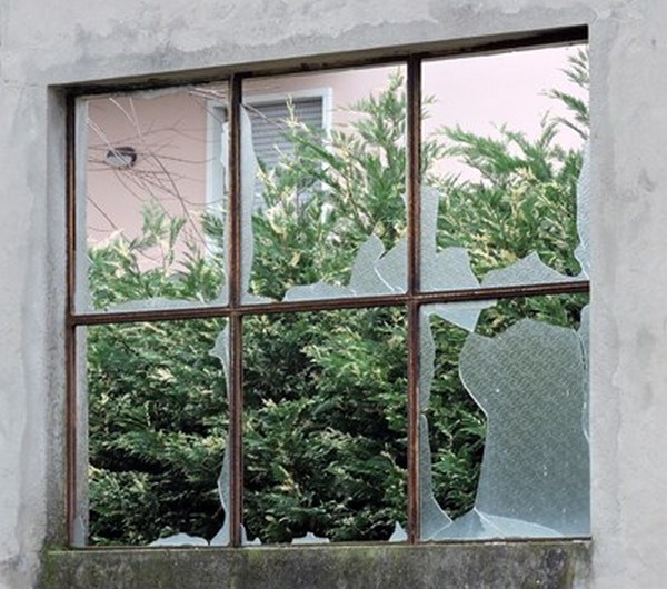 12-годишен потроши прозорците на селска къща в Еленско