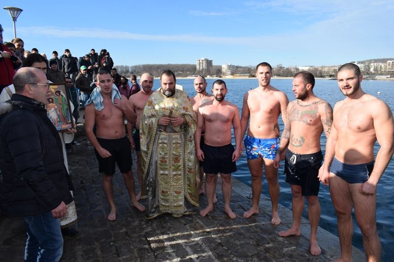 Ето кой извади Светия Кръст на Богоявление в Приморско