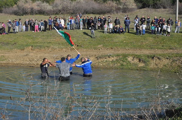 Кошарица съхрани традицията: Ергени изкъпаха нови зетьове в реката за здраве (СНИМКИ)