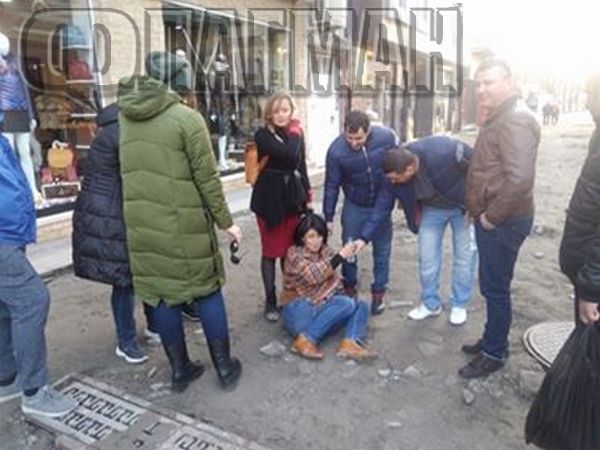 Бургазлийка се спъна и падна жестоко по ремонтирания бул. "Богориди" в Бургас (СНИМКИ)