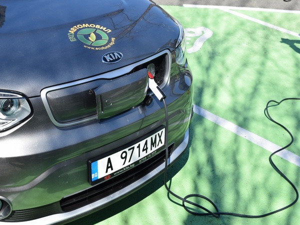 Електромобилите паркират безплатно на синята зона в Бургас