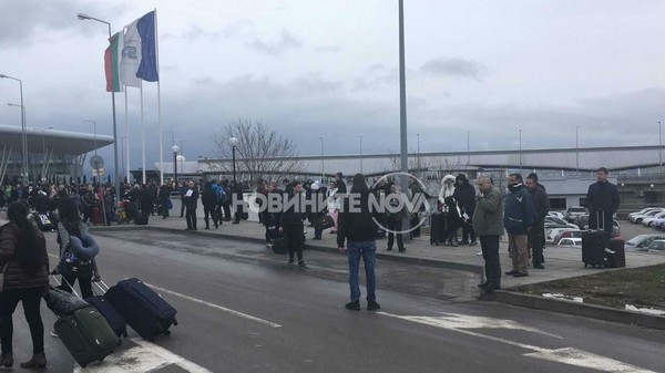 Гранични полицаи с кучета отцепиха летището, евакуираха и двата терминала (СНИМКА)