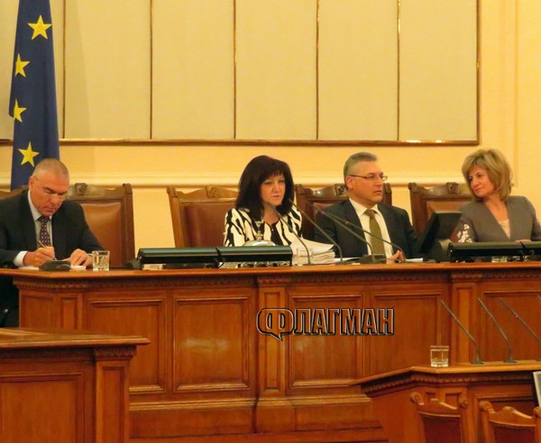 Караянчева откри парламентарната сесия с „потресаващ” поздрав