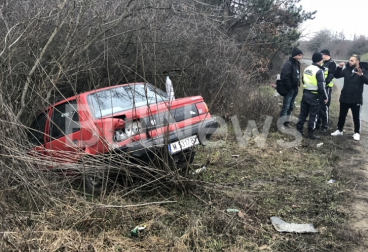 Поредната тежка катастрофа, кола изхвърча от пътя