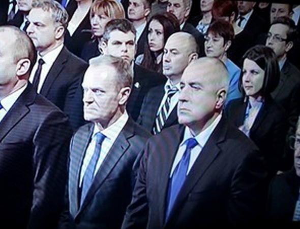 Председателството в снимки: Борисов никога не е бил по-сериозен. А по улиците многохилядни протести