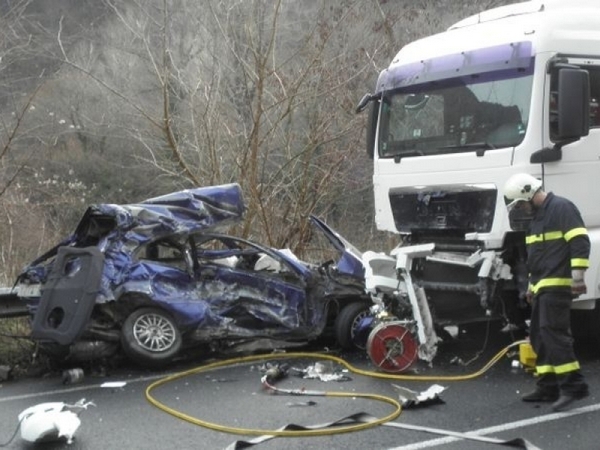 Трагедия на пътя! Млад мъж загина след жесток сблъсък с камион