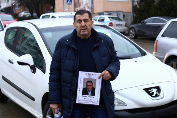 Опечалени: Митьо Пищова с некролог в ръка на поклонението на разстреляния бизнесмен Петър Христов (СНИМКИ)