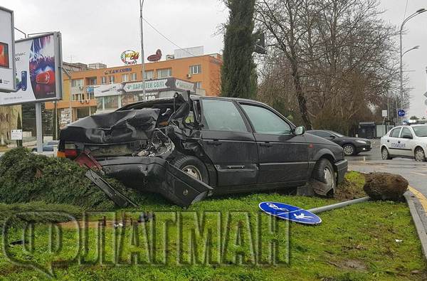 Първо във Флагман.бг! Автобус на Юнион Ивкони ударил бургаски Пасат, колата е изхвърчала 50 метра след сблъсъка (СНИМКИ)